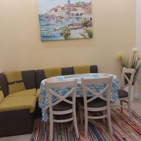 Pink & Blue - 2bdr With Balcony - Wi-fi Apartment *